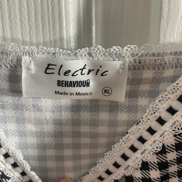 Black and White Sleeveless Crop‎ Tie Front Camisole - Picture 3 of 4